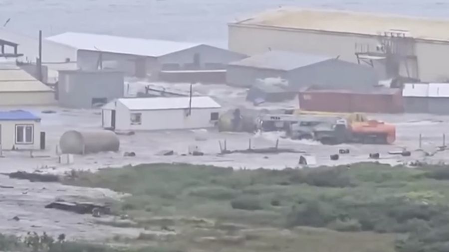 Gelombang dahsyat menghantam sebuah bangunan yang terletak di dekat pantai, setelah gempa bumi dahsyat melanda Semenanjung Kamchatka, di Severo-Kurilsk, Wilayah Sakhalin, Rusia, 30 Juli 2025 dalam tangkapan layar yang diperoleh dari media sosial. (video Social media/via REUTERS)