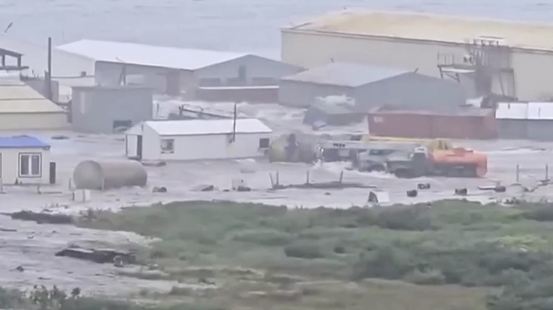 Gelombang dahsyat menghantam sebuah bangunan yang terletak di dekat pantai, setelah gempa bumi dahsyat melanda Semenanjung Kamchatka, di Severo-Kurilsk, Wilayah Sakhalin, Rusia, 30 Juli 2025 dalam tangkapan layar yang diperoleh dari media sosial. (video Social media/via REUTERS)