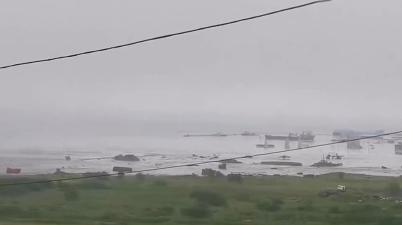 Gelombang dahsyat menghantam sebuah bangunan yang terletak di dekat pantai, setelah gempa bumi dahsyat melanda Semenanjung Kamchatka, di Severo-Kurilsk, Wilayah Sakhalin, Rusia, 30 Juli 2025 dalam tangkapan layar yang diperoleh dari media sosial. (video Social media/via REUTERS)