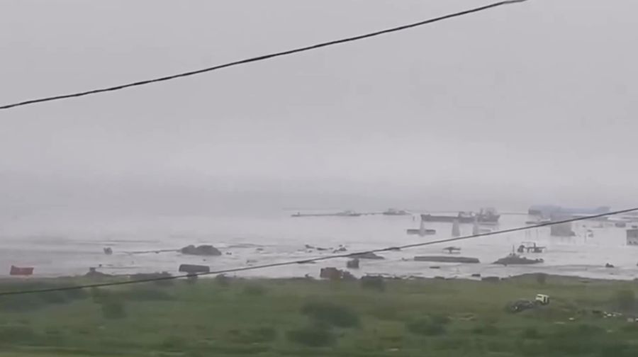 Gelombang dahsyat menghantam sebuah bangunan yang terletak di dekat pantai, setelah gempa bumi dahsyat melanda Semenanjung Kamchatka, di Severo-Kurilsk, Wilayah Sakhalin, Rusia, 30 Juli 2025 dalam tangkapan layar yang diperoleh dari media sosial. (video Social media/via REUTERS)