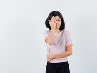 6 Tanda Seseorang Iri Padamu dan Cara Menghadapinya dengan Bijak