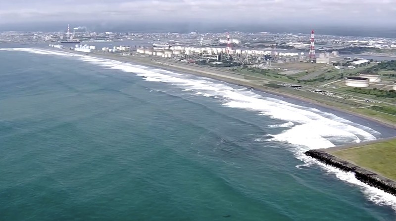 Orang-orang mengamati daerah pantai dari dataran tinggi setelah Jepang mengeluarkan peringatan evakuasi menyusul gempa besar di Semenanjung Kamchatka Rusia yang memicu peringatan tsunami, di pantai Yotsukura di Iwaki, prefektur Fukushima, Jepang 30 Juli 2025, dalam foto yang diambil oleh Kyodo. (Kyodo/via REUTERS)