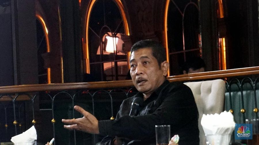 Kepala Departemen Inovasi Teknologi Sektor Keuangan, Aset Keuangan Digital dan Aset Kripto, Dino Milano Siregar menyampaikan paparan dalam Coffee Morning with Mobee di Jakarta, Rabu (30/7/2025). (CNBC Indonesia/Muhammad Sabki)