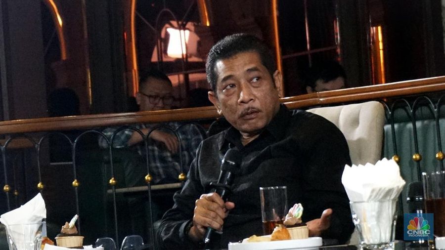 Kepala Departemen Inovasi Teknologi Sektor Keuangan, Aset Keuangan Digital dan Aset Kripto, Dino Milano Siregar menyampaikan paparan dalam Coffee Morning with Mobee di Jakarta, Rabu (30/7/2025). (CNBC Indonesia/Muhammad Sabki)