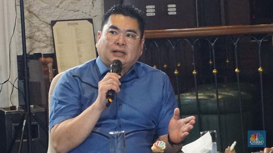 Ketua Umum ASPAKRINDO, Robby Bun menyampaikan paparan dalam Coffee Morning with Mobee di Jakarta, Rabu (30/7/2025). (CNBC Indonesia/Muhammad Sabki)