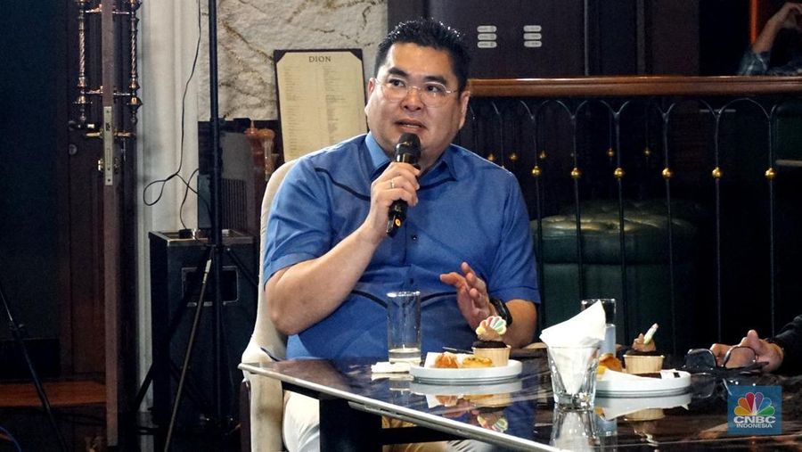 Ketua Umum ASPAKRINDO, Robby Bun menyampaikan paparan dalam Coffee Morning with Mobee di Jakarta, Rabu (30/7/2025). (CNBC Indonesia/Muhammad Sabki)