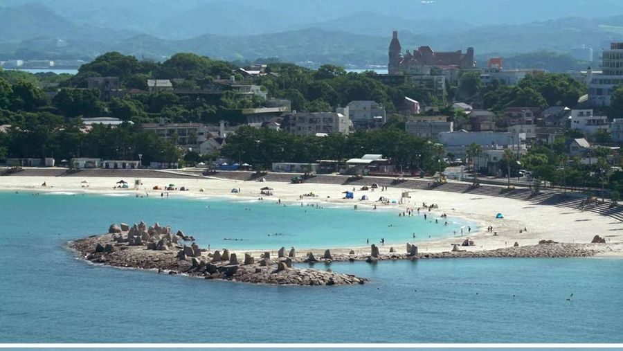 Kombinasi gambar yang diambil dari rekaman kamera video langsung menunjukkan pantai segera setelah gempa bumi dahsyat melanda Semenanjung Kamchatka Timur Jauh Rusia (atas) dan setelah orang-orang dievakuasi menyusul peringatan tsunami, di Shirahama, prefektur Wakayama, Jepang barat, 30 Juli 2025, dalam gambar yang dirilis oleh Kyodo ini. (Kyodo/via REUTERS)