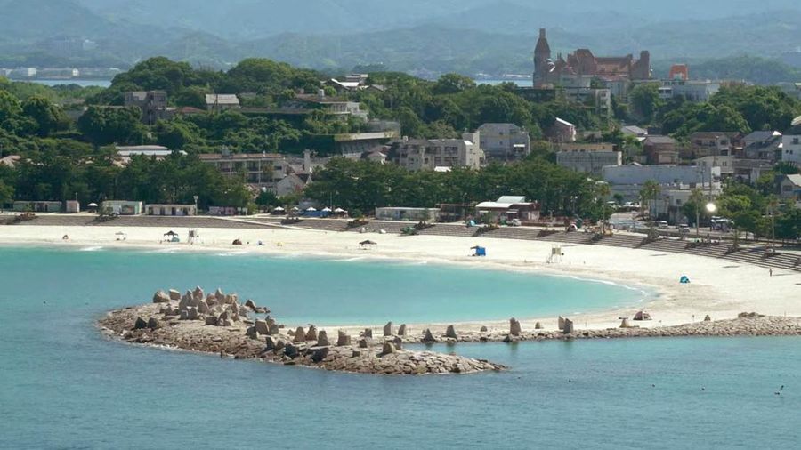 Orang-orang mengamati daerah pantai dari dataran tinggi setelah Jepang mengeluarkan peringatan evakuasi menyusul gempa besar di Semenanjung Kamchatka Rusia yang memicu peringatan tsunami, di pantai Yotsukura di Iwaki, prefektur Fukushima, Jepang 30 Juli 2025, dalam foto yang diambil oleh Kyodo. (Kyodo/via REUTERS)