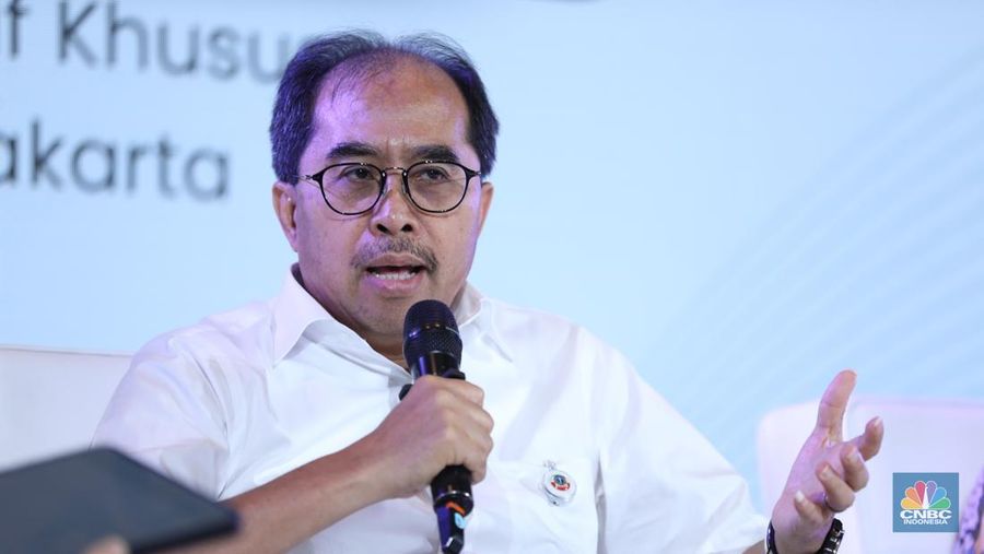 Koordinator Staf Khusus Gubernur DKI Jakarta, Prof. Firdaus Ali menyampaikan paparan dalam acara Merdeka Polusi di 25Hours Hotel, Jakarta, Rabu (30/7/2025). (CNCB Indonesia/Tri Susilo)