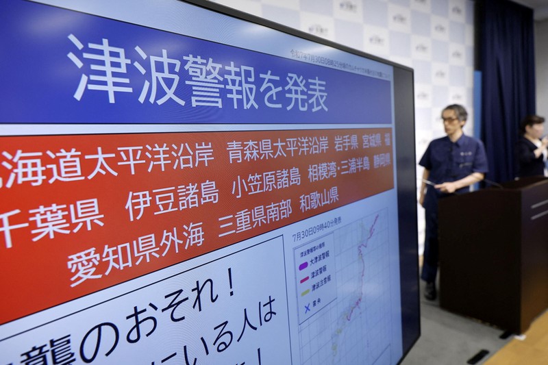 Orang-orang mengamati daerah pantai dari dataran tinggi setelah Jepang mengeluarkan peringatan evakuasi menyusul gempa besar di Semenanjung Kamchatka Rusia yang memicu peringatan tsunami, di pantai Yotsukura di Iwaki, prefektur Fukushima, Jepang 30 Juli 2025, dalam foto yang diambil oleh Kyodo. Orang-orang mengamati daerah pantai dari dataran tinggi setelah Jepang mengeluarkan peringatan evakuasi menyusul gempa besar di Semenanjung Kamchatka Rusia yang memicu peringatan tsunami, di pantai Yotsukura di Iwaki, prefektur Fukushima, Jepang 30 Juli 2025, dalam foto yang diambil oleh Kyodo. (Kyodo/via REUTERS)