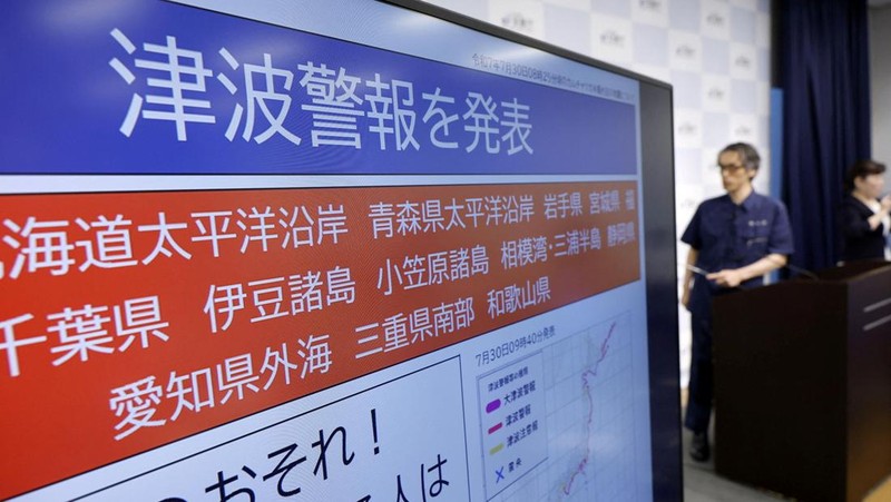 Orang-orang mengamati daerah pantai dari dataran tinggi setelah Jepang mengeluarkan peringatan evakuasi menyusul gempa besar di Semenanjung Kamchatka Rusia yang memicu peringatan tsunami, di pantai Yotsukura di Iwaki, prefektur Fukushima, Jepang 30 Juli 2025, dalam foto yang diambil oleh Kyodo. (Kyodo/via REUTERS)
