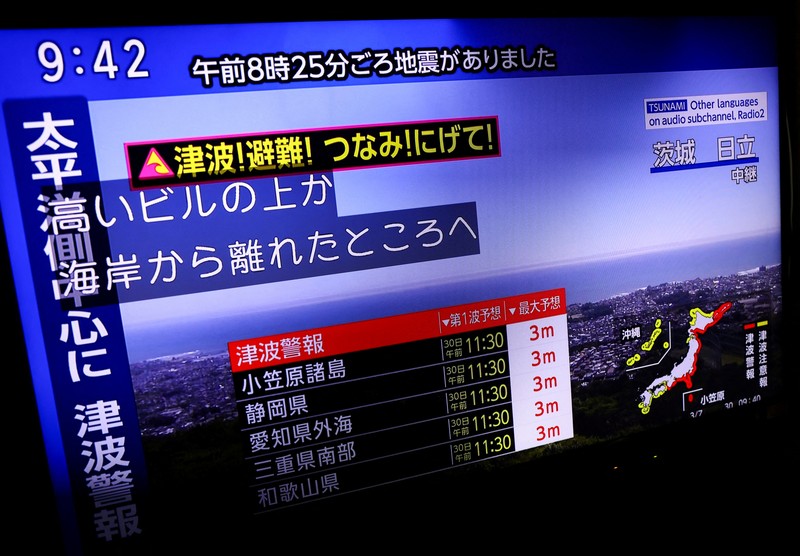 Orang-orang mengamati daerah pantai dari dataran tinggi setelah Jepang mengeluarkan peringatan evakuasi menyusul gempa besar di Semenanjung Kamchatka Rusia yang memicu peringatan tsunami, di pantai Yotsukura di Iwaki, prefektur Fukushima, Jepang 30 Juli 2025, dalam foto yang diambil oleh Kyodo. (Kyodo/via REUTERS)