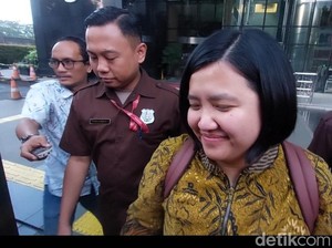 Eks Stafsus Nadiem Lempar Senyum Usai Diperiksa KPK soal Kasus Google Cloud