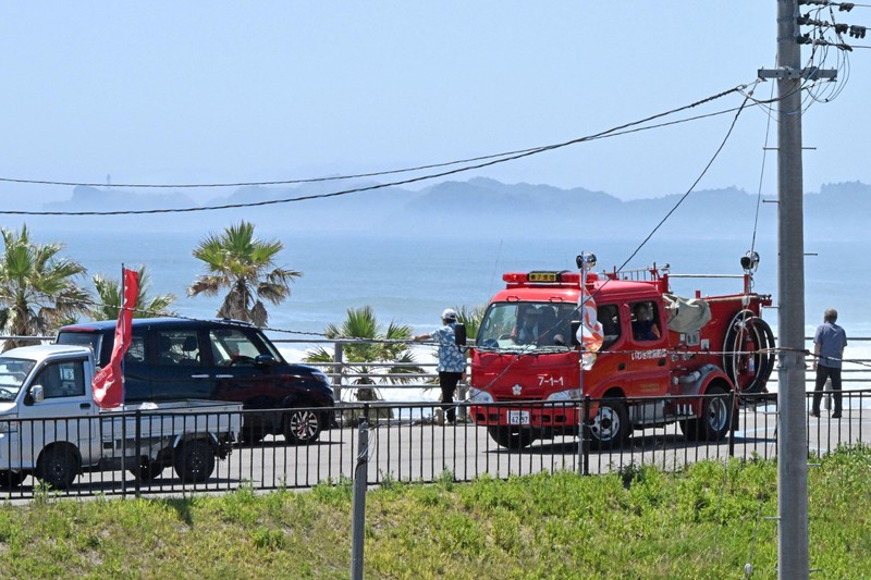 Orang-orang mengamati daerah pantai dari dataran tinggi setelah Jepang mengeluarkan peringatan evakuasi menyusul gempa besar di Semenanjung Kamchatka Rusia yang memicu peringatan tsunami, di pantai Yotsukura di Iwaki, prefektur Fukushima, Jepang 30 Juli 2025, dalam foto yang diambil oleh Kyodo. (Kyodo/via REUTERS)