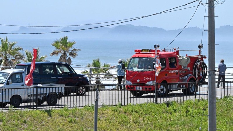 Orang-orang mengamati daerah pantai dari dataran tinggi setelah Jepang mengeluarkan peringatan evakuasi menyusul gempa besar di Semenanjung Kamchatka Rusia yang memicu peringatan tsunami, di pantai Yotsukura di Iwaki, prefektur Fukushima, Jepang 30 Juli 2025, dalam foto yang diambil oleh Kyodo. (Kyodo/via REUTERS)