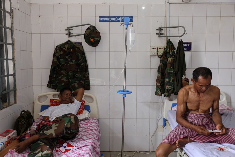 Para tentatra yang terluka antre untek mendapatkan perawatan di provinsi Oddar Meanchey, Kamboja, Rabu (30/7/2025). (REUTERS/Tyrone Siu)