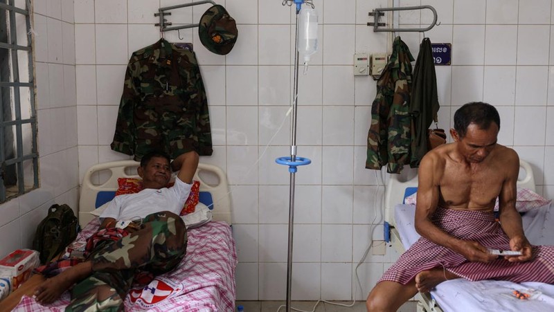Para tentatra yang terluka antre untek mendapatkan perawatan di provinsi Oddar Meanchey, Kamboja, Rabu (30/7/2025). (REUTERS/Tyrone Siu)