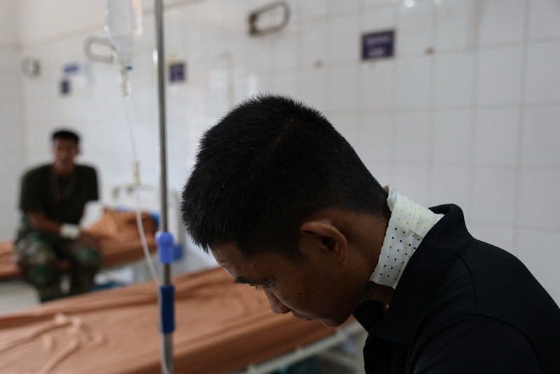 Para tentatra yang terluka antre untek mendapatkan perawatan di provinsi Oddar Meanchey, Kamboja, Rabu (30/7/2025). (REUTERS/Tyrone Siu) Para tentatra yang terluka antre untek mendapatkan perawatan di provinsi Oddar Meanchey, Kamboja, Rabu (30/7/2025). (REUTERS/Tyrone Siu)