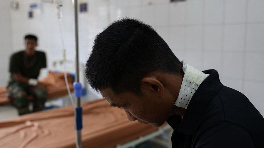 Para tentatra yang terluka antre untek mendapatkan perawatan di provinsi Oddar Meanchey, Kamboja, Rabu (30/7/2025). (REUTERS/Tyrone Siu)