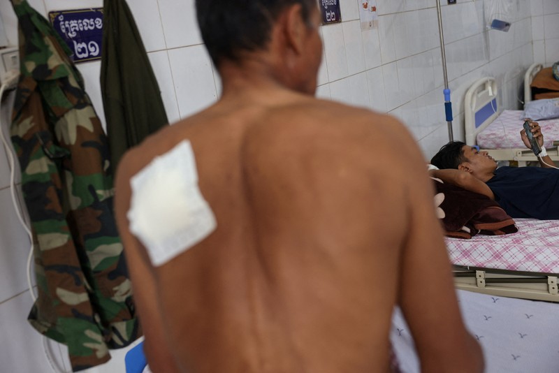 Para tentatra yang terluka antre untek mendapatkan perawatan di provinsi Oddar Meanchey, Kamboja, Rabu (30/7/2025). (REUTERS/Tyrone Siu)