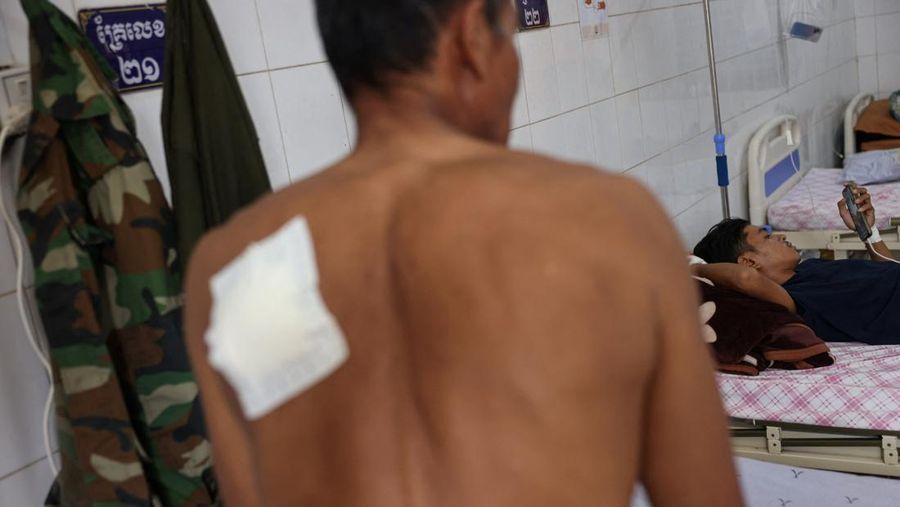 Para tentatra yang terluka antre untek mendapatkan perawatan di provinsi Oddar Meanchey, Kamboja, Rabu (30/7/2025). (REUTERS/Tyrone Siu)