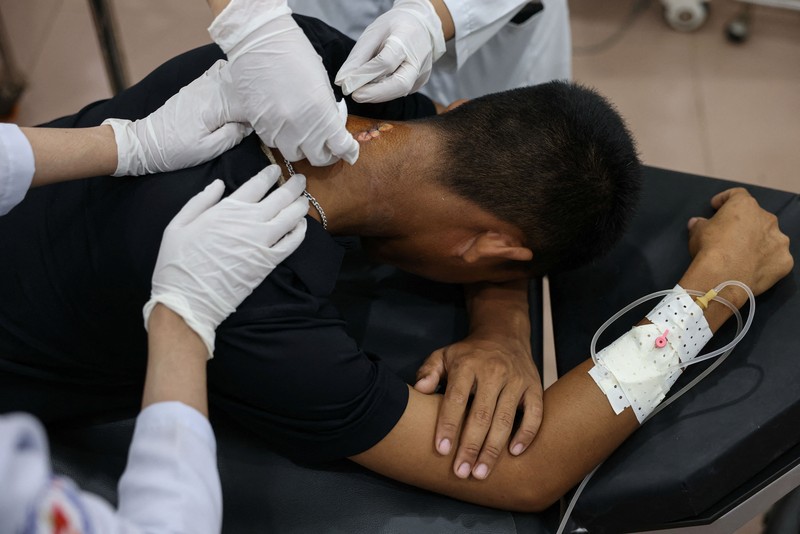 Para tentatra yang terluka antre untek mendapatkan perawatan di provinsi Oddar Meanchey, Kamboja, Rabu (30/7/2025). (REUTERS/Tyrone Siu)