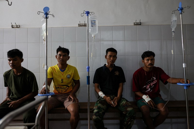 Para tentatra yang terluka antre untek mendapatkan perawatan di provinsi Oddar Meanchey, Kamboja, Rabu (30/7/2025). (REUTERS/Tyrone Siu) Para tentatra yang terluka antre untek mendapatkan perawatan di provinsi Oddar Meanchey, Kamboja, Rabu (30/7/2025). (REUTERS/Tyrone Siu)