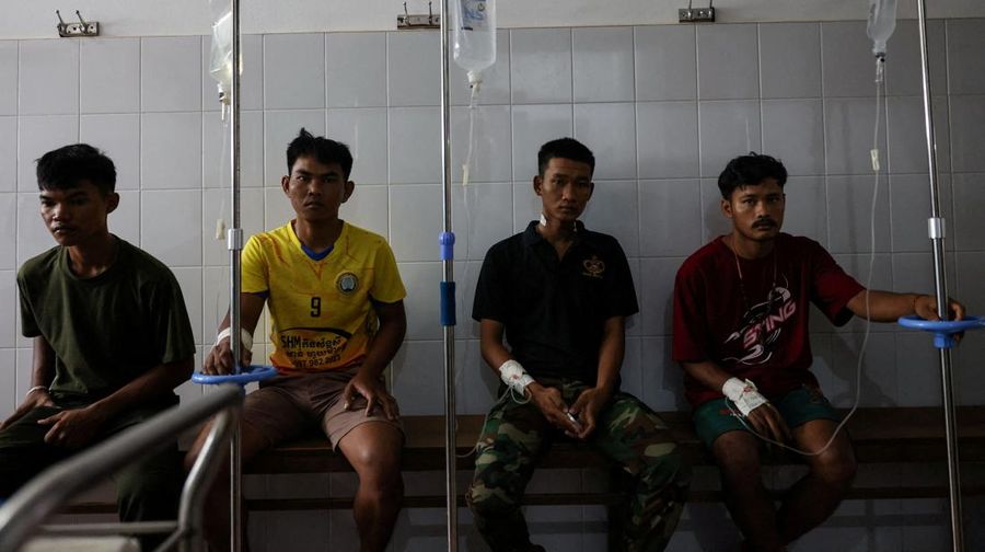Para tentatra yang terluka antre untek mendapatkan perawatan di provinsi Oddar Meanchey, Kamboja, Rabu (30/7/2025). (REUTERS/Tyrone Siu)