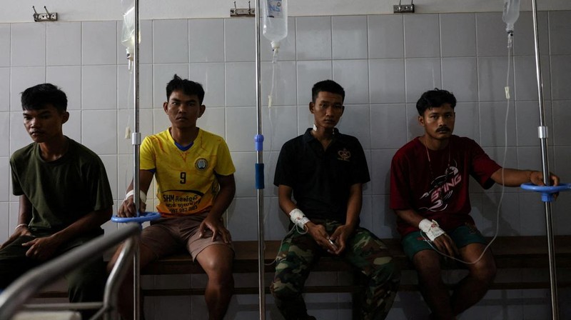 Para tentatra yang terluka antre untek mendapatkan perawatan di provinsi Oddar Meanchey, Kamboja, Rabu (30/7/2025). (REUTERS/Tyrone Siu)