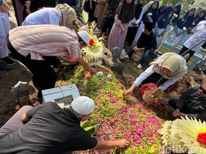 Isak Tangis Iringi Pemakaman Febian Korban Laka Umrah di Bojonegoro