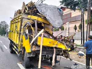 Truk Colt Diesel Hantam Truk Mogok di Pasuruan, Kernet Tewas Terjepit