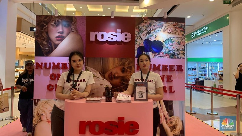 Pengunjung mengantre di pop-up store Rose Blackpink yang akan berlangsung mulai 30 Juli hingga 10 Agustus 2025 di Gandaria City. (CNBC Indonesia/Fergi Nadira)