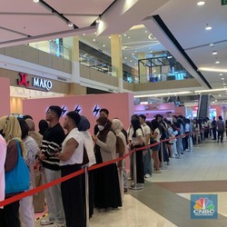 Antrean Fans Mengular Demi Beli Merch di Rosie Pop-Up Store