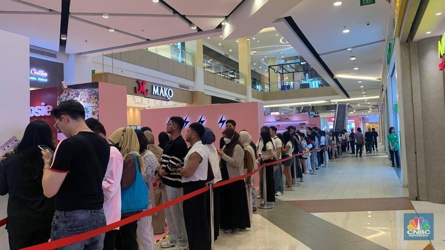 Pengunjung mengantre di pop-up store Rose Blackpink yang akan berlangsung mulai 30 Juli hingga 10 Agustus 2025 di Gandaria City. (CNBC Indonesia/Fergi Nadira)
