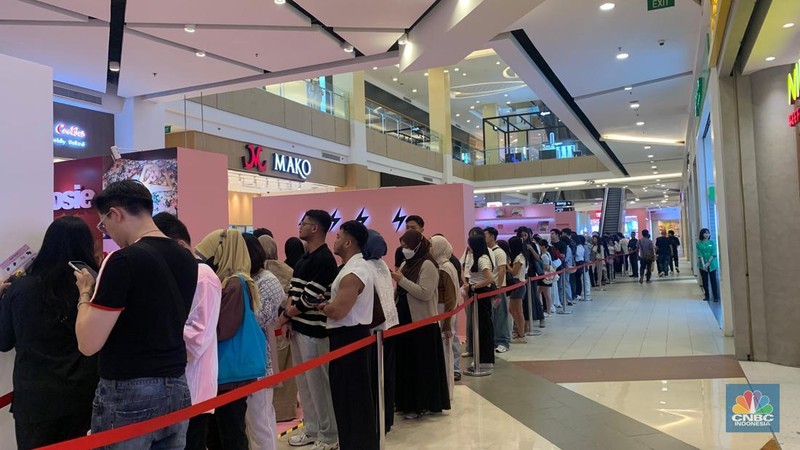 Pengunjung mengantre di pop-up store Rose Blackpink yang akan berlangsung mulai 30 Juli hingga 10 Agustus 2025 di Gandaria City. (CNBC Indonesia/Fergi Nadira)