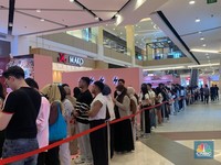 Antrean Fans Mengular Demi Beli Merch di Rosie Pop-Up Store