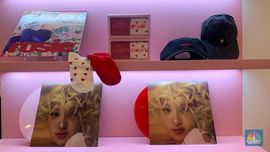 Pengunjung mengantre di pop-up store Rose Blackpink yang akan berlangsung mulai 30 Juli hingga 10 Agustus 2025 di Gandaria City. (CNBC Indonesia/Fergi Nadira)