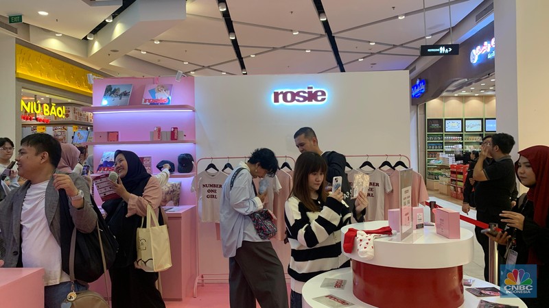 Pengunjung mengantre di pop-up store Rose Blackpink yang akan berlangsung mulai 30 Juli hingga 10 Agustus 2025 di Gandaria City. Pengunjung mengantre di pop-up store Rose Blackpink yang akan berlangsung mulai 30 Juli hingga 10 Agustus 2025 di Gandaria City. (CNBC Indonesia/Fergi Nadira)