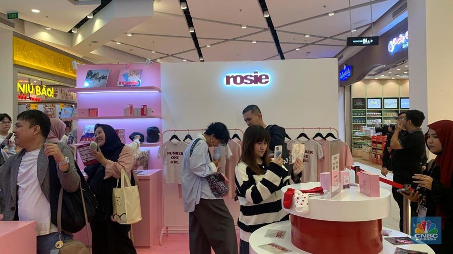 Pengunjung mengantre di pop-up store Rose Blackpink yang akan berlangsung mulai 30 Juli hingga 10 Agustus 2025 di Gandaria City. (CNBC Indonesia/Fergi Nadira)