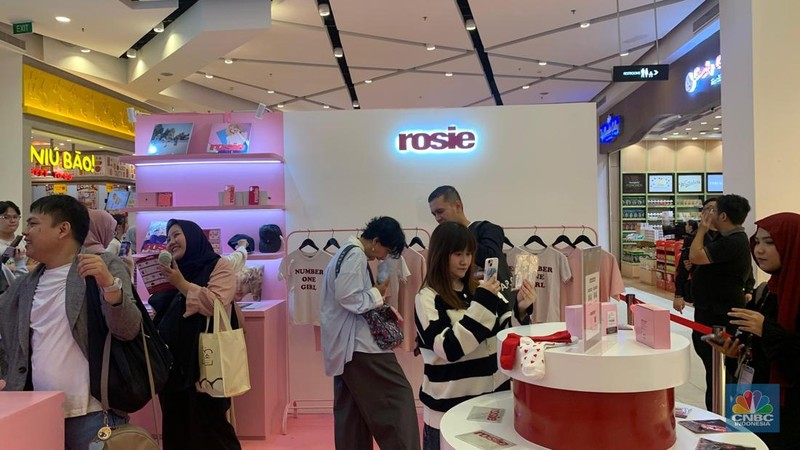 Pengunjung mengantre di pop-up store Rose Blackpink yang akan berlangsung mulai 30 Juli hingga 10 Agustus 2025 di Gandaria City. (CNBC Indonesia/Fergi Nadira)