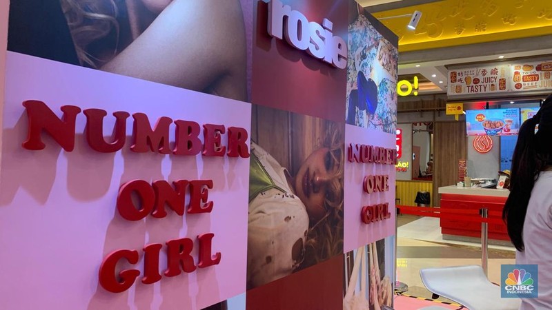 Pengunjung mengantre di pop-up store Rose Blackpink yang akan berlangsung mulai 30 Juli hingga 10 Agustus 2025 di Gandaria City. (CNBC Indonesia/Fergi Nadira)