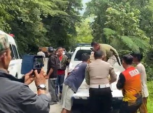 Mobil Pikap Masuk Jurang 25 Meter di Perbatasan Jambi-Sumbar, 2 Orang Tewas