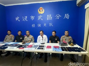 Polisi Tangkap 11 WN China Sewa Rumah Mewah di Jaksel Jadi Markas Online Scam
