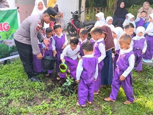 Polres Meranti Gelorakan Penanaman Pohon di Sekolah: Dari SMP sampai TK