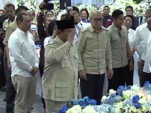 Penghormatan Terakhir Prabowo kepada Mendiang Kwik Kian Gie