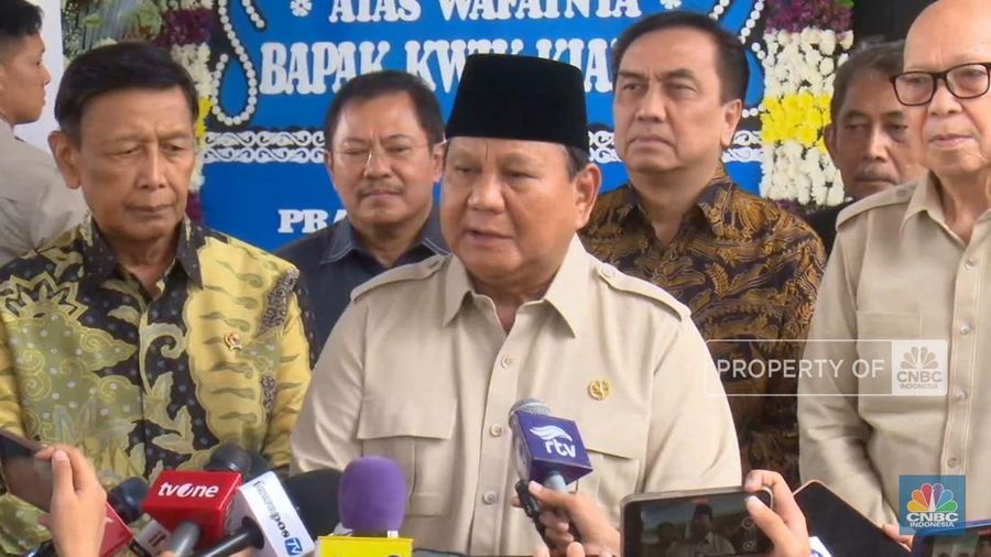 Presiden RI Prabowo Subianto melayat ke rumah duka ekonom senior Kwik Kian Gie di Rumah Duka Sentosa RSPAD, Jakarta Pusat, pada Rabu (30/7) siang.