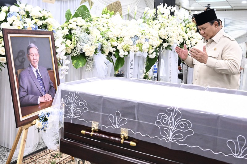 Presiden Prabowo Subianto melayat mendiang Kwik Kian Gie di Rumah Duka Sentosa, RSPAD Gatot Soebroto, Jakarta, Rabu (30/7/2025). (Cahyo - Biro Pers Sekretariat Presiden) Presiden Prabowo Subianto melayat mendiang Kwik Kian Gie di Rumah Duka Sentosa, RSPAD Gatot Soebroto, Jakarta, Rabu (30/7/2025). (Cahyo - Biro Pers Sekretariat Presiden)