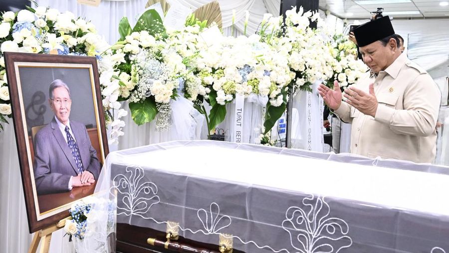 Presiden Prabowo Subianto melayat mendiang Kwik Kian Gie di Rumah Duka Sentosa, RSPAD Gatot Soebroto, Jakarta, Rabu (30/7/2025). (Cahyo - Biro Pers Sekretariat Presiden)