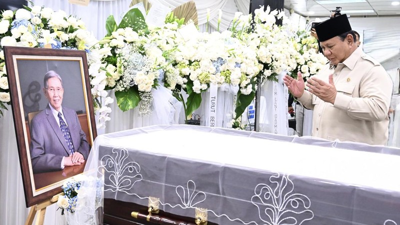 Presiden Prabowo Subianto melayat mendiang Kwik Kian Gie di Rumah Duka Sentosa, RSPAD Gatot Soebroto, Jakarta, Rabu (30/7/2025). (Cahyo - Biro Pers Sekretariat Presiden)