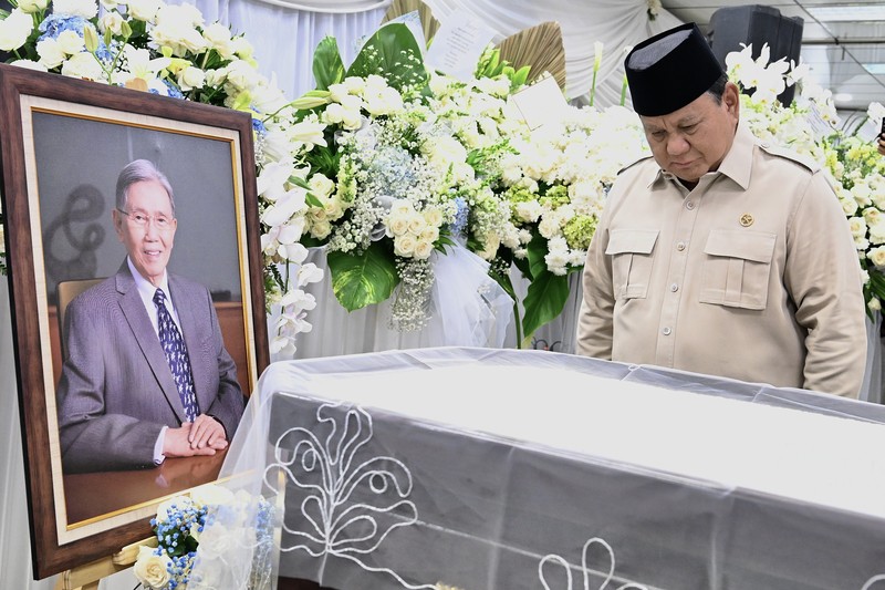 Presiden Prabowo Subianto melayat mendiang Kwik Kian Gie di Rumah Duka Sentosa, RSPAD Gatot Soebroto, Jakarta, Rabu (30/7/2025). (Cahyo - Biro Pers Sekretariat Presiden) Presiden Prabowo Subianto melayat mendiang Kwik Kian Gie di Rumah Duka Sentosa, RSPAD Gatot Soebroto, Jakarta, Rabu (30/7/2025). (Cahyo - Biro Pers Sekretariat Presiden)